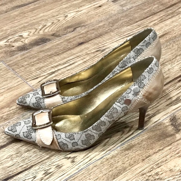 Stylish GUESS Shoes in Excellent Condition. Size: 7
Leather Sole - Picture 2 of 4